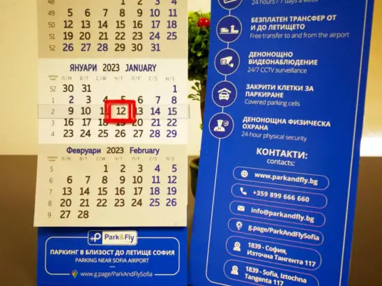 Сини фирмени настолни календари тип пирамида за Park&Fly.